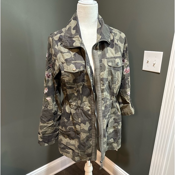 Jade & Ivory Camo lightweight jacket sleeves are embroidered with flowers medium - Picture 4 of 15